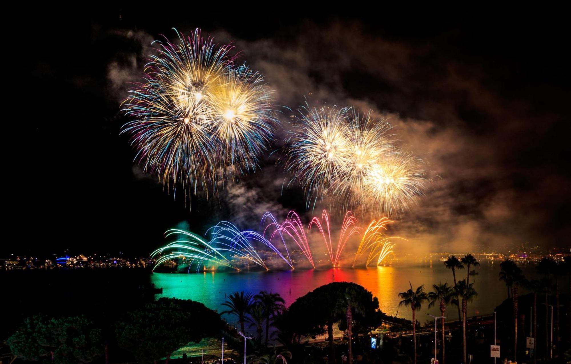 Hotel Martinez, In The Unbound Collection By Hyatt Cannes Buitenkant foto Fireworks at the 2013 Commonwealth Games opening ceremony