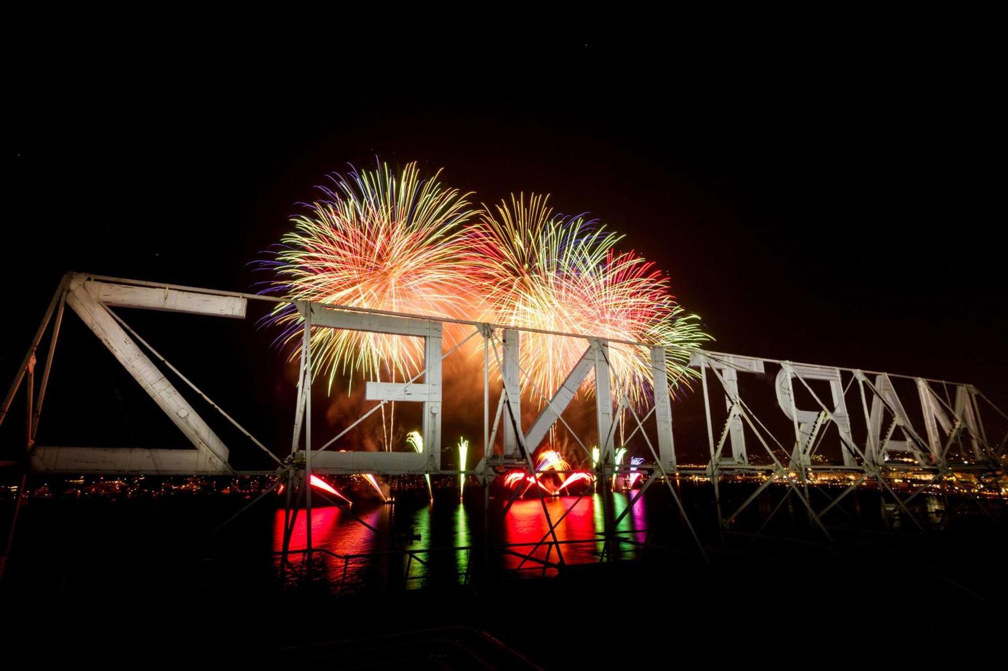 Hotel Martinez, In The Unbound Collection By Hyatt Cannes Buitenkant foto Fireworks at the New Year's Eve celebrations