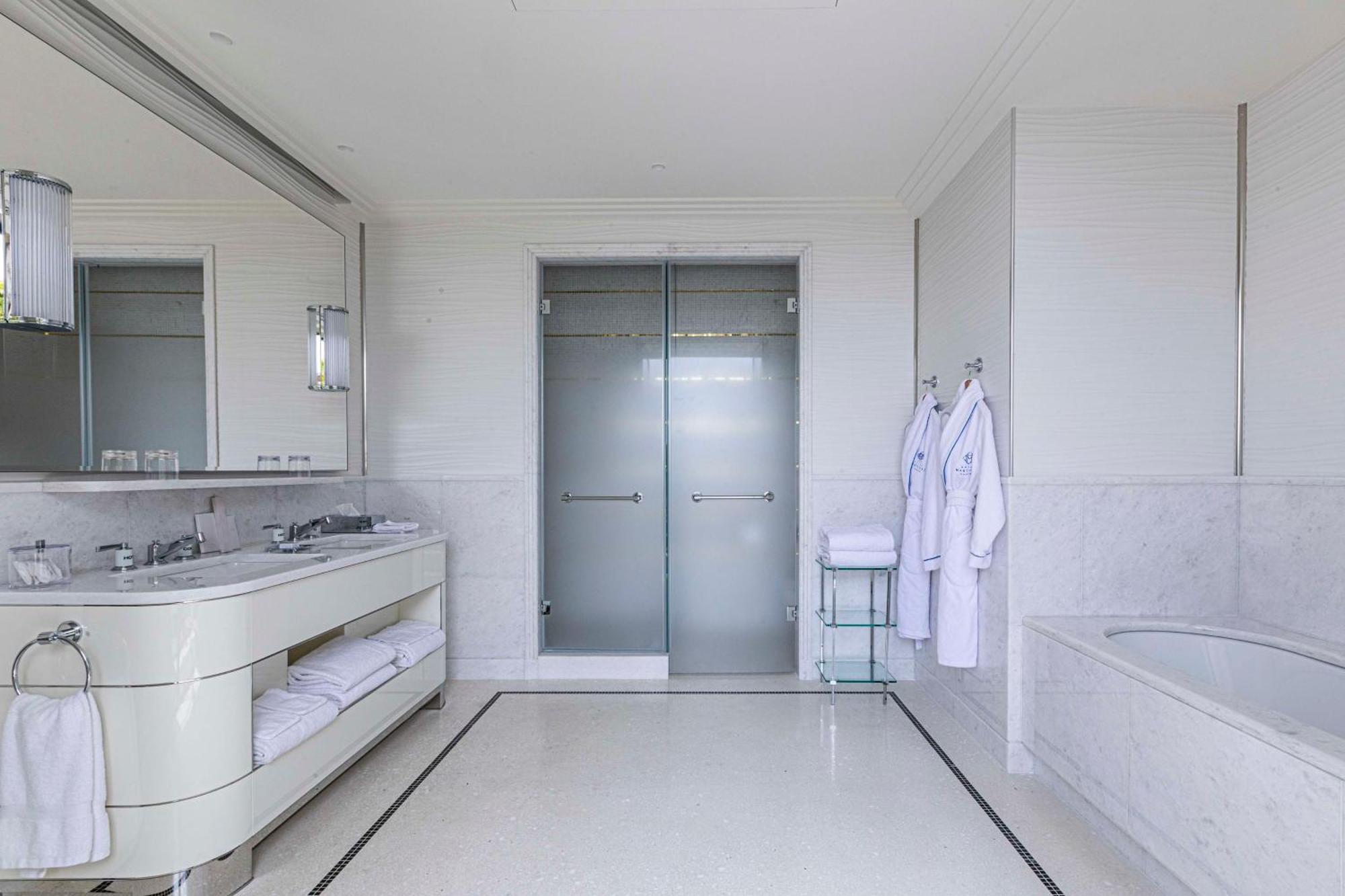 Hotel Martinez, In The Unbound Collection By Hyatt Cannes Buitenkant foto Bathroom