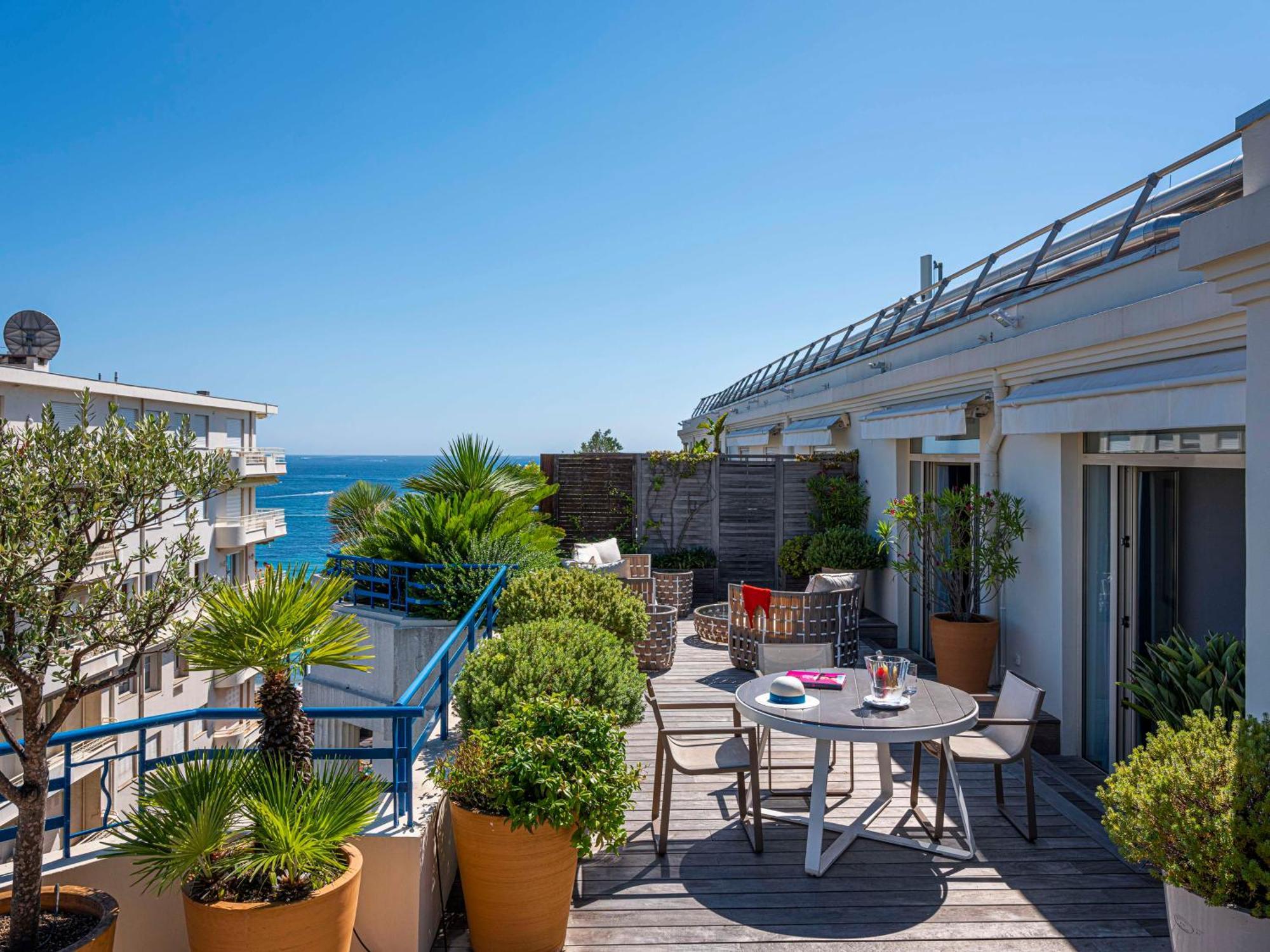 Hotel Martinez, In The Unbound Collection By Hyatt Cannes Buitenkant foto A rooftop terrace in Nice, France