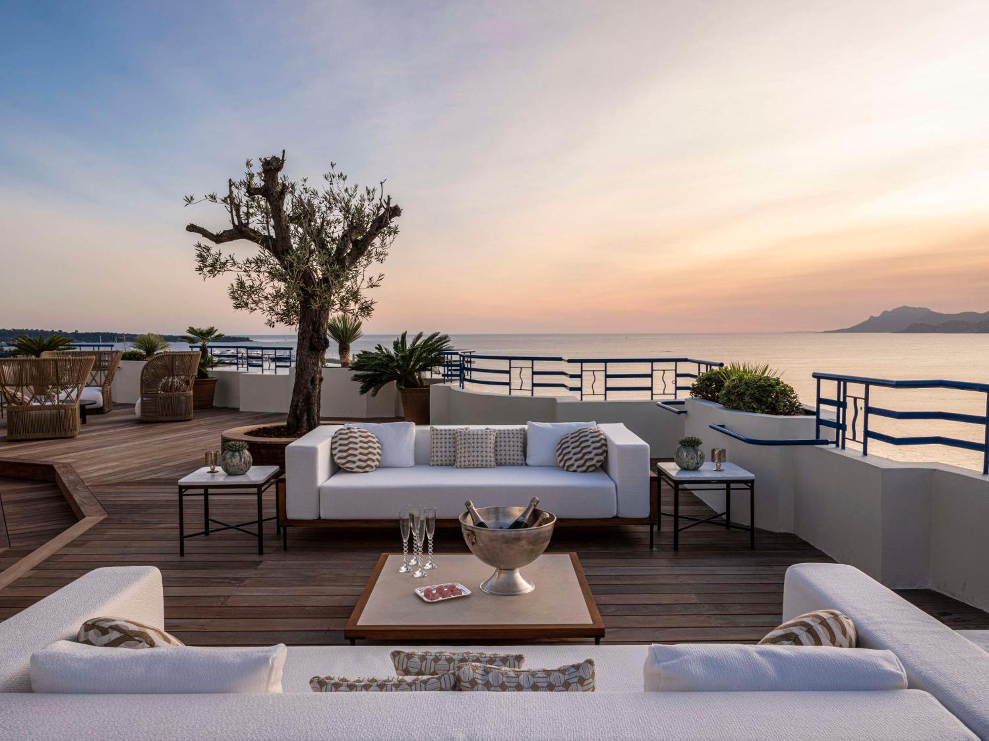Hotel Martinez, In The Unbound Collection By Hyatt Cannes Buitenkant foto The rooftop terrace at the Hotel de la Paix