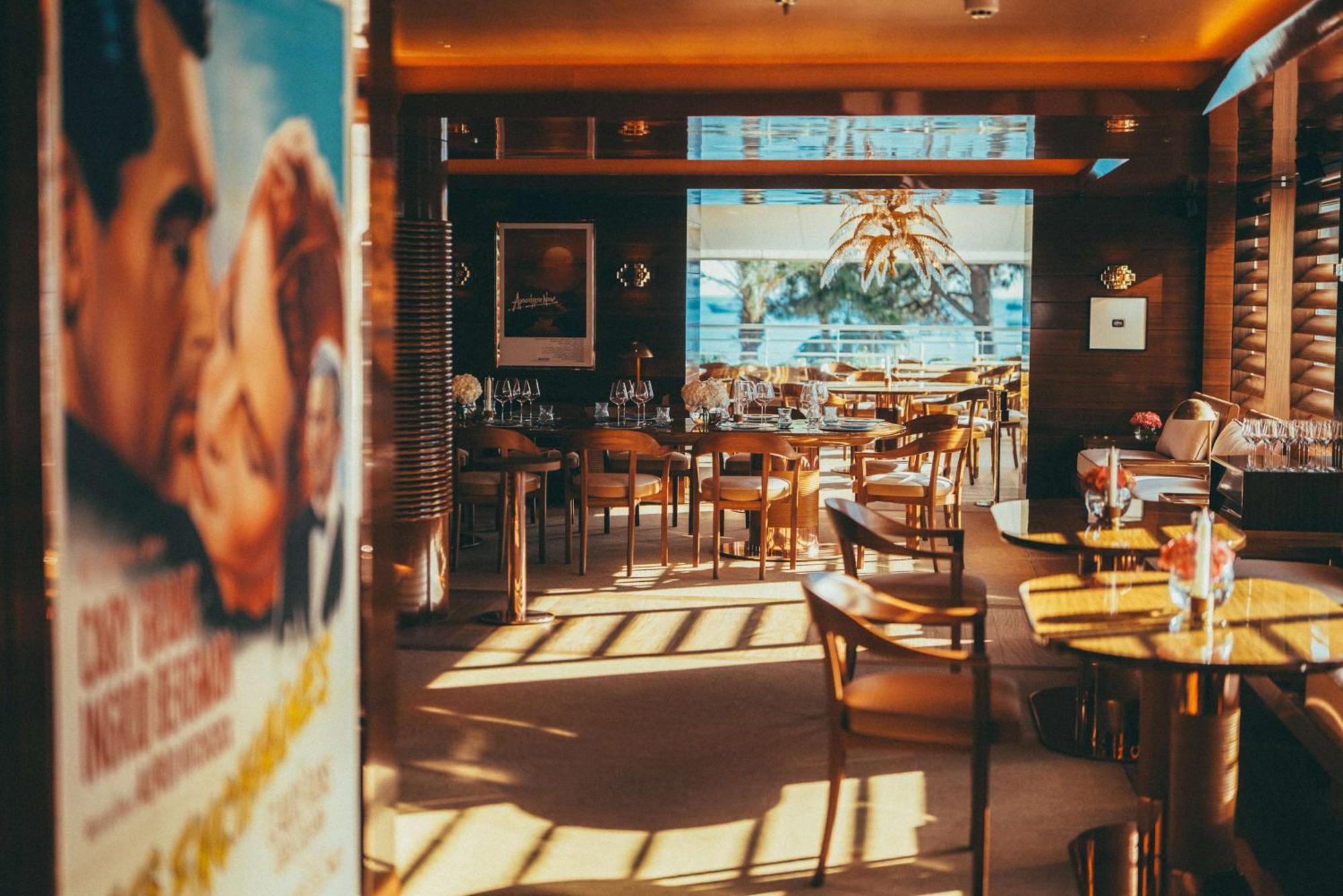 Hotel Martinez, In The Unbound Collection By Hyatt Cannes Buitenkant foto The interior of a Starbucks in Hong Kong