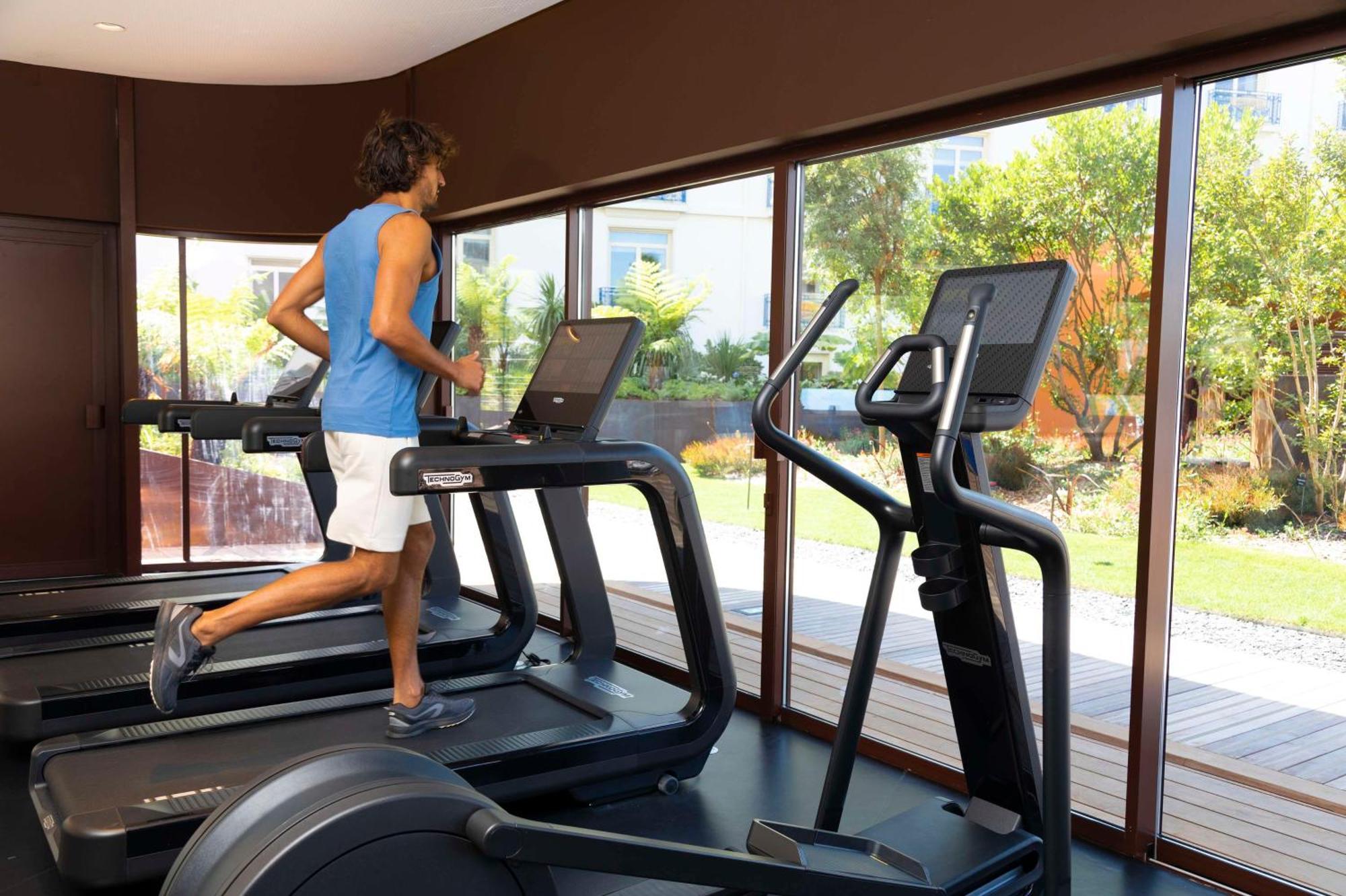 Hotel Martinez, In The Unbound Collection By Hyatt Cannes Buitenkant foto A man on a treadmill