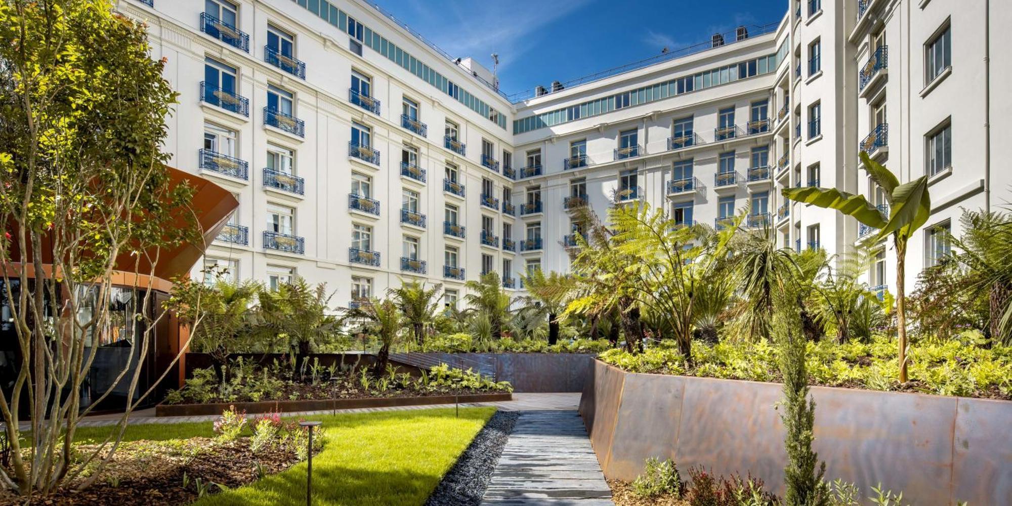 Hotel Martinez, In The Unbound Collection By Hyatt Cannes Buitenkant foto The hotel's courtyard